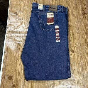 NEW Wrangler Men’s 48x36 Jeans Rugged Wear Regular Fit Relaxed Medium Wash